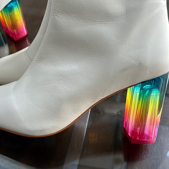 KURT GEIGER LONDON
RAINBOW STRUT WHITE LEATHER BOOTS - Picture 9 of 15